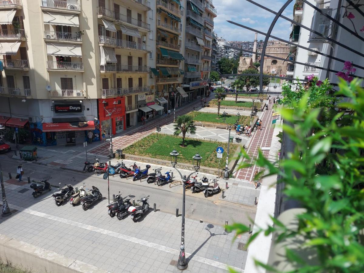 Nava In The Center Of Tesalónica